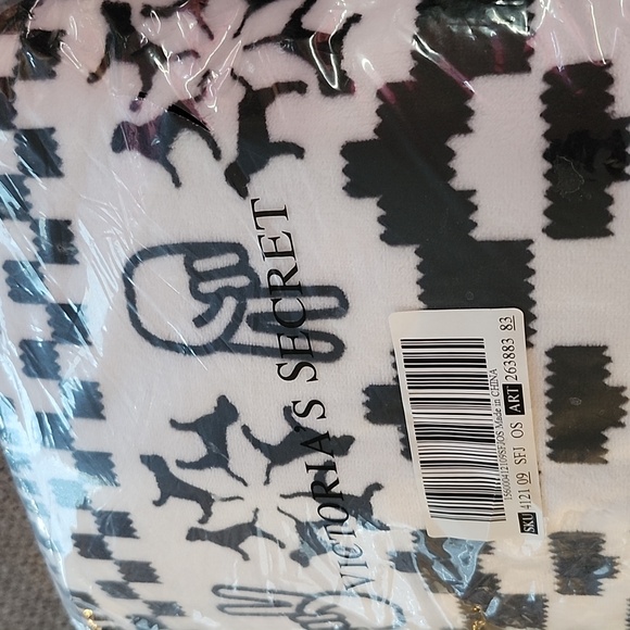 Victorias Secret PINK sherpa throw blanket, brand NEW! - Picture 2 of 4
